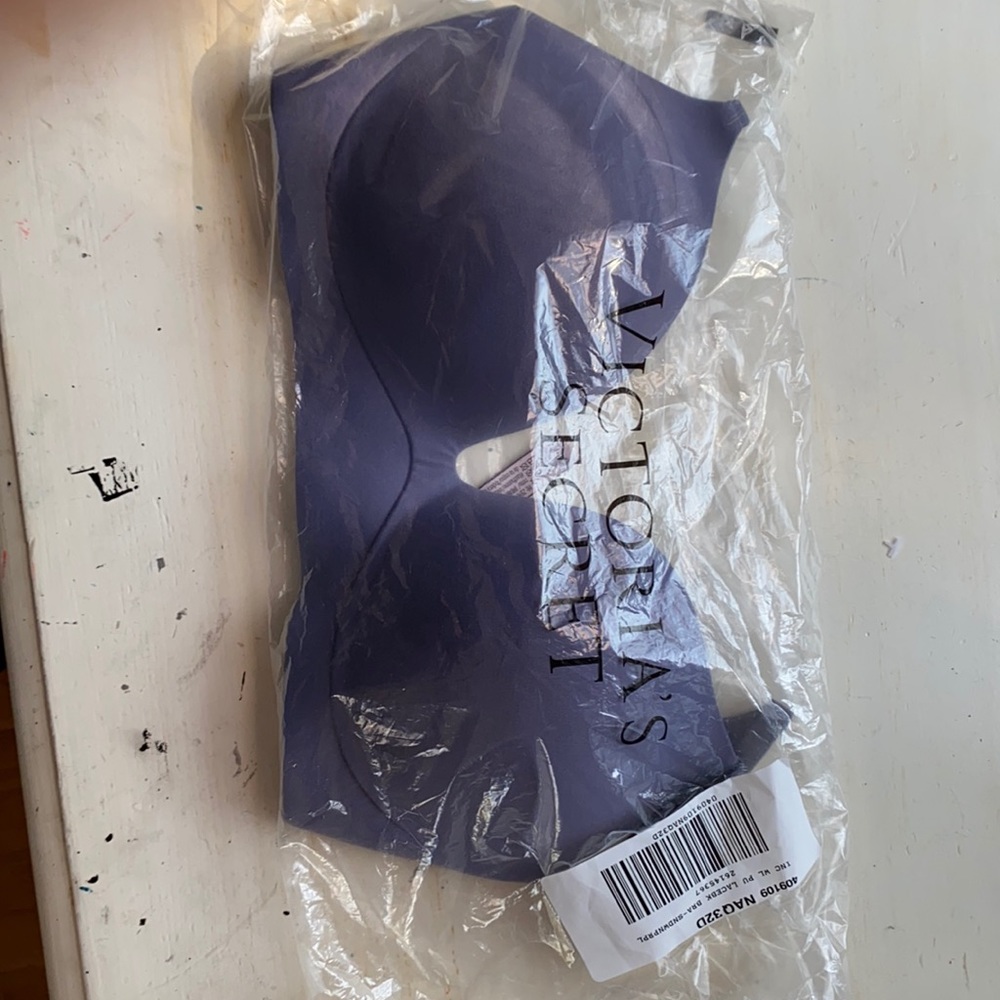 BRAND NEW WITH TAGS 32D Victoria’s Secret BRA